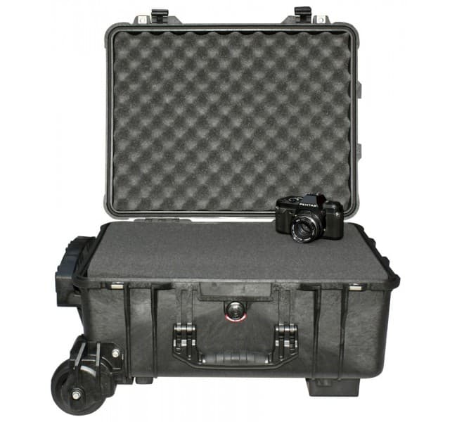 Защитный кейс Peli Protector 1560M с усиленной колесной базой и поропластом черный 015600-0009-110E