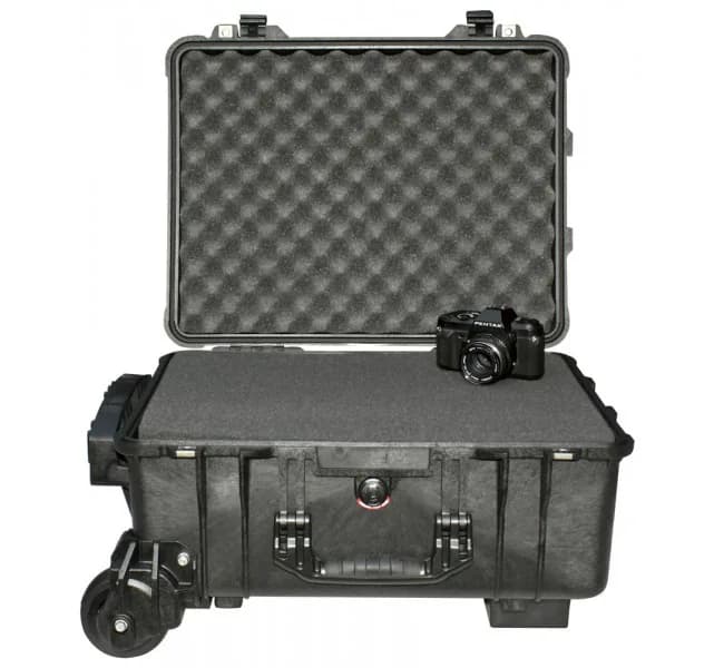 Защитный кейс Peli Protector 1560M с усиленной колесной базой и поропластом черный 015600-0009-110E