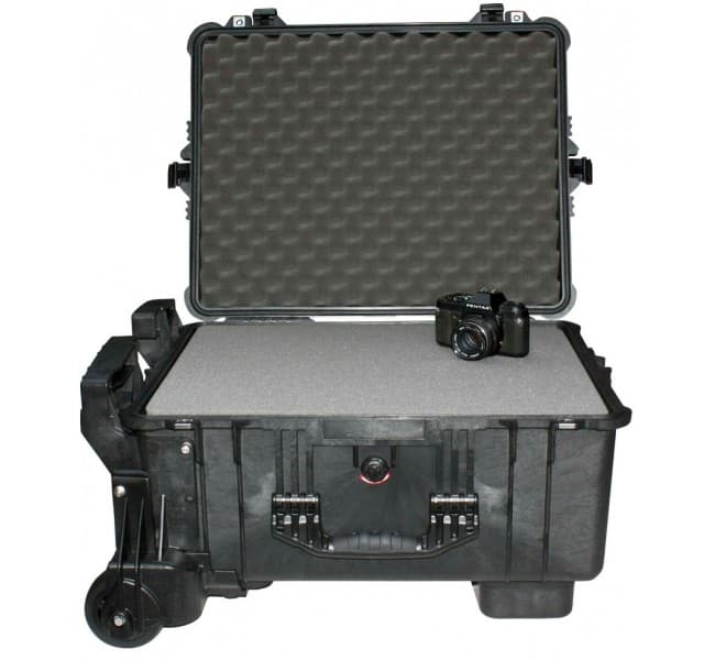 Защитный кейс Peli Protector 1610М с усиленной колесной базой и поропластом черный 016100-0009-110E